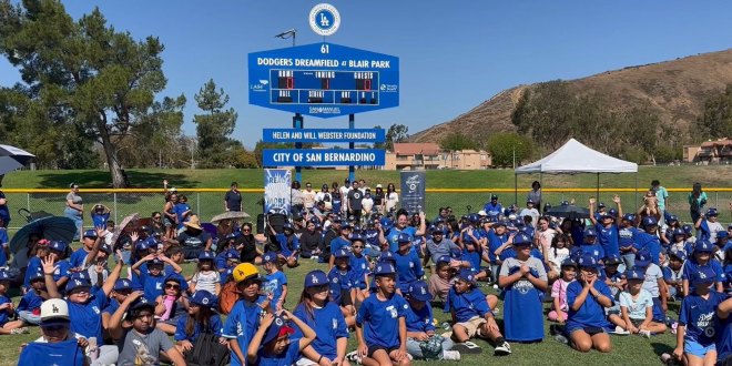 Dodgers' legend Derrel Thomas reads to kids at Blair Park